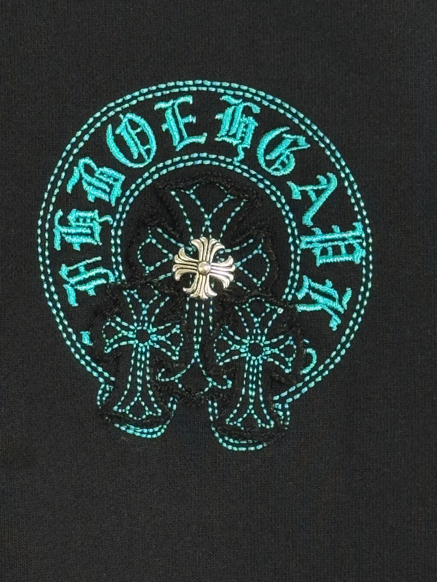 P340 top version, real shot without P, ​​different from market currency) 𝗖𝗵𝗿𝗼𝗺𝗲 𝗛𝗲𝗮𝗿𝘁𝘀/Cro Heart 2025 washed patch embroidery autumn and winter new original single counter American laser patch 3D three-dimensional color embroidery couple casual cardigan sweatshirt 👑The highest version! Customized fabric 480g tripe terry fabric! American acid-washed and distressed original fabric, laser burning + patch embroidery, exquisite embroidery of letters! The best-selling model in the counter, very comfortable to wear. Accessories: original molded and authenticated collar label➕100% silk wash label. Genuine purchase-grade original hangtag➕matching hanging rope➕3D hanging beads➕original packaging bag. Craftsmanship: The original version has consistent wiring! The highest version of the armhole matching technique! Color: Apricot Black Size: S M L XL Style Number: 25-319